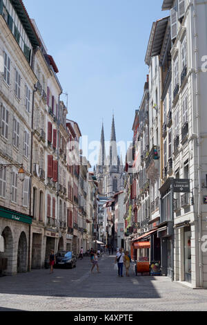 Vue de sainte-marie de la cathédrale de Bayonne à la fin d'une rue (Bayonne, France). Banque D'Images