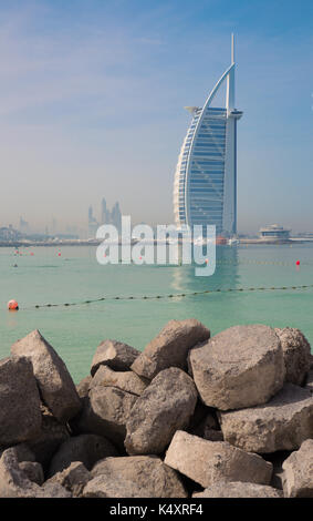 Dubaï, Émirats arabes unis - mars 30, 2017 : le Burj Al Arab et marina towers de l'arrière-plan. Banque D'Images