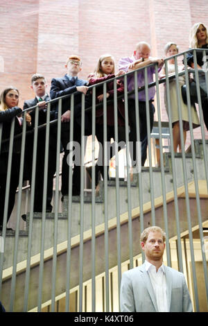 Le prince Harry rencontre un éventail de choix des organisations de jeunesse sur le mac à Belfast lors d'une visite à l'Irlande du Nord. Banque D'Images