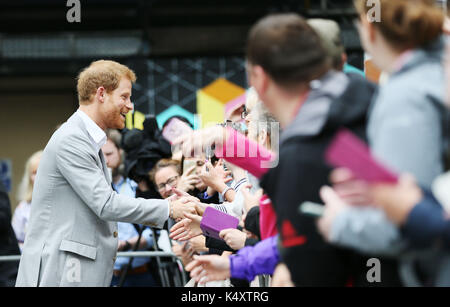 Le prince Harry rencontre des membres du public à st anne's square, Belfast, lors d'une visite à l'Irlande du Nord. Banque D'Images