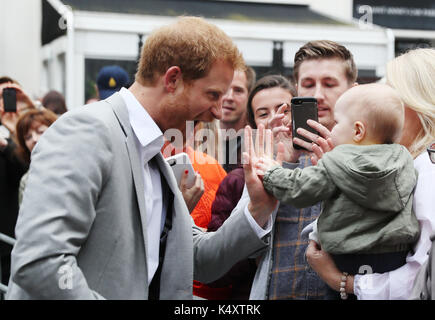 Le prince Harry rencontre des membres du public à st anne's square, Belfast, lors d'une visite à l'Irlande du Nord. Banque D'Images