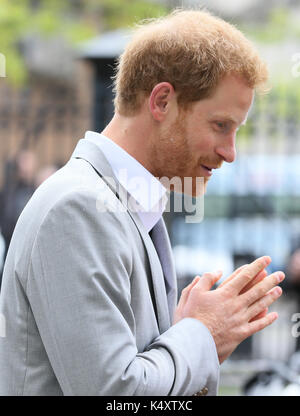 Le prince Harry rencontre des membres du public à st anne's square, Belfast, lors d'une visite à l'Irlande du Nord. Banque D'Images