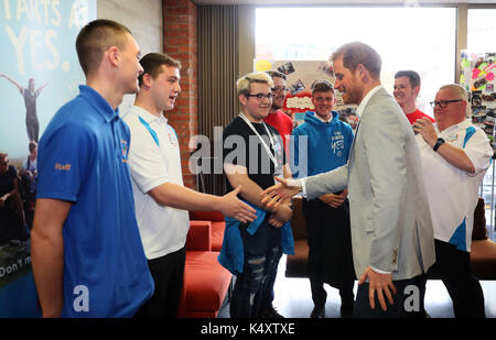 Le prince Harry rencontre un éventail de choix des organisations de jeunesse sur le mac à Belfast lors d'une visite à l'Irlande du Nord. Banque D'Images