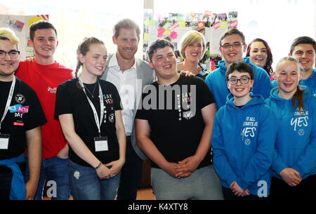 Le prince Harry rencontre un éventail de choix des organisations de jeunesse sur le mac à Belfast lors d'une visite à l'Irlande du Nord. Banque D'Images