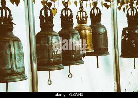 Beaucoup de vieilles cloches en acier au Mont d'Or de Wat Saket à Bangkok, Thaïlande. Banque D'Images