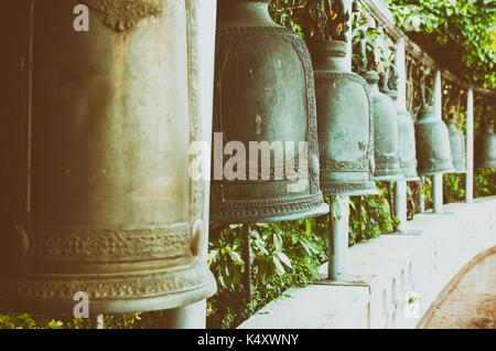 Beaucoup de vieilles cloches en acier au Mont d'Or de Wat Saket à Bangkok, Thaïlande. Banque D'Images