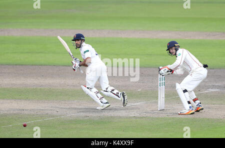 Batteur ravi bopara Essex hits out du bowling de lancashire's stephen parry vu par wicketkeeper jos buttler au cours de la troisième journée du championnat division specsavers county, 1 match à unis Old Trafford, Manchester. Banque D'Images