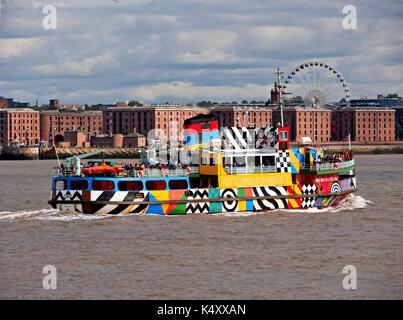 En ferry mersey dazzle livery sur la toile de l'Albert Dock, Liverpool. Banque D'Images