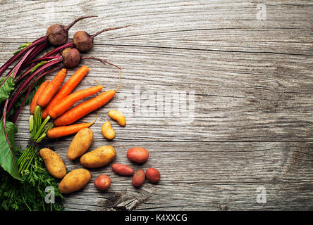 Les légumes frais et les divers ingrédients sur fond rustique en bois Banque D'Images