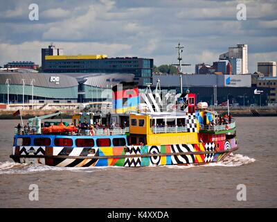 En ferry mersey dazzle livery sur fond de Liverpool Arena et du centre des expositions. Banque D'Images