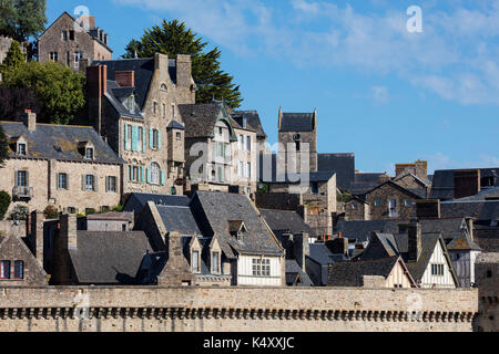 Mont Saint-Michel (Saint Michael's Mount), Normandie, nord-ouest de la France : maisons du village et les remparts en avant-plan (pas disponible pour pos Banque D'Images