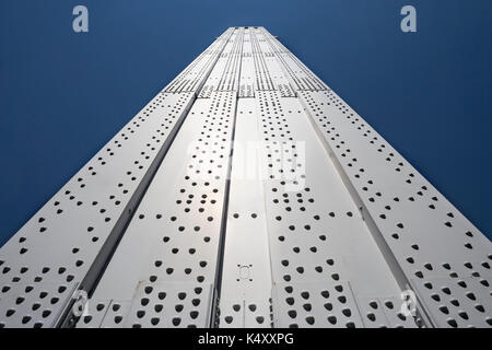 Pilier de métal ou d'une colonne de bridge contre le ciel bleu Banque D'Images