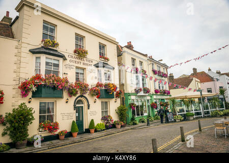 Les bâtiments de mer décoré avec des paniers de fleurs suspendus dans la région de Deal, Kent, UK Banque D'Images