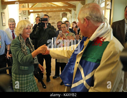 Le prince de Galles et la duchesse de Cornouailles, connu comme le duc et la duchesse de Rothesay en Ecosse, ont une danse lors d'une visite à dumfries house garden party et dog show, en cumnock, en Écosse. Banque D'Images