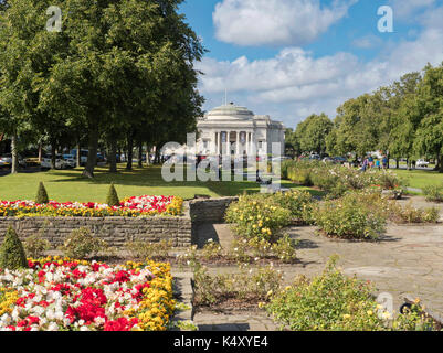 Port Sunlight village, Wirral, montrant les aménagements floraux et levier dame art gallery. Banque D'Images