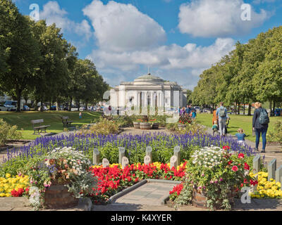 Port Sunlight village, Wirral, montrant les aménagements floraux et levier dame art gallery. Banque D'Images