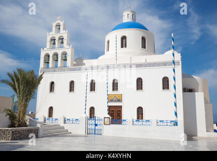 Santorin - l'église orthodoxe de Panagia à Oia (Ia). Banque D'Images