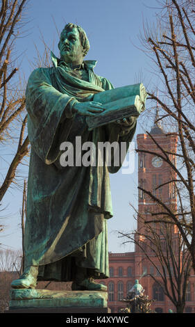 Berlin - la statue de Martin Luther reformator en face de l'église marienkirche par Paul Martin otto et Robert toberenth (1895). Banque D'Images