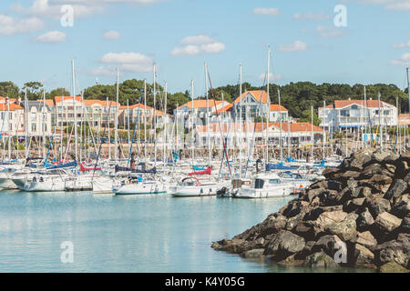 Talmont saint Hilaire, France - 23 septembre 2016 : vue sur le port de plaisance de bourgenay port avec ses 650 places de bateaux de plaisance. Il est ouvert depuis le 1 avril Banque D'Images