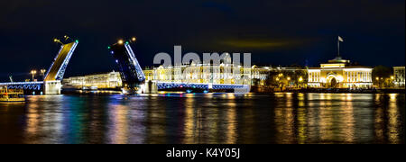 Panorama de nuit withf palace bridge et palais d'hiver à Saint-Pétersbourg, Russie Banque D'Images