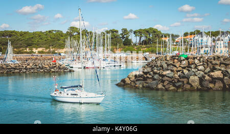 Talmont saint Hilaire, France - 23 septembre 2016 : voilier quitte le port de plaisance de bourgenay port. une marina d'environ 650 places qui a ouvert ses portes le 1 avr Banque D'Images