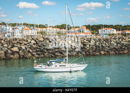 Talmont saint Hilaire, France - 23 septembre 2016 : voilier quitte le port de plaisance de bourgenay port. une marina d'environ 650 places qui a ouvert ses portes le 1 avr Banque D'Images