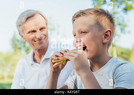 Enfant eating sandwich Banque D'Images