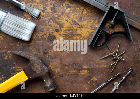 Pinceaux et outils marteau angle haut télévision lay Banque D'Images