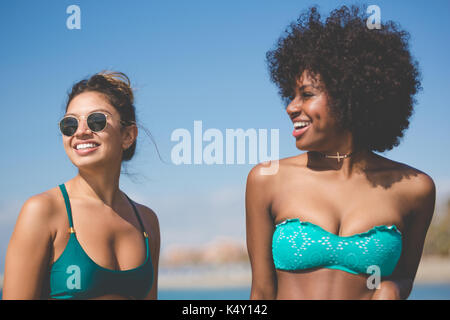 Portrait de deux jolies femmes en bikini amis riant Banque D'Images