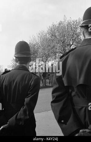 Enoch Powell : protestation des étudiants anti-racisme de l'Université de Bristol en manifester contre Enoch Powell MP trois semaines après son discours controversé sur l'immigration qui est devenu connu était le "discours des fleuves de sang". Ils ont fait du piquetage d'une réunion publique à Chippenham dans le Wiltshire le 11 mai 1968 qu'il est arrivé en voiture. Banque D'Images