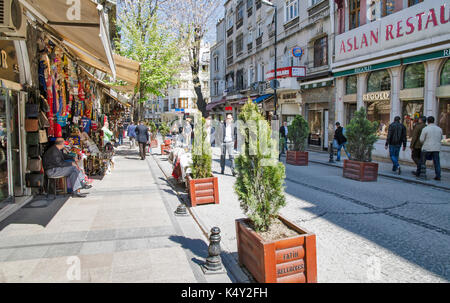 ISTANBUL, TURQUIE - 10 Avril 2014 : Marcher le long des rues le 10 avril 2014 à Istanbul, Turquie. Banque D'Images