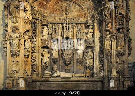 La tombe du roi Afonso Henriques, le fondateur du Portugal, il y a neuf siècles. Église de Santa Cruz, Coimbra, Portugal Banque D'Images