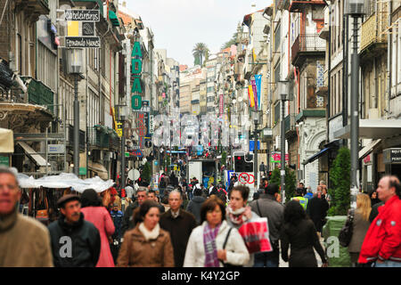 La rue Santa Catarina, la principale rue commerçante de Porto au Portugal. Banque D'Images