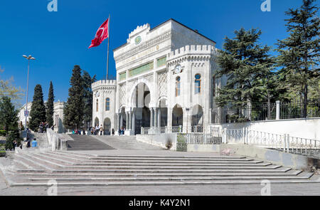 ISTANBUL, TURQUIE - AVRIL 10 : Les personnes en face de l'Université d'Istanbul en Istanbul, Turquie à 10 Avril, 2014. L'Université d'Istanbul a été fondée à Banque D'Images