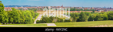 Vienne, Autriche - 30 juillet 2014 : le panorama des palais Schönbrunn et ses jardins. Banque D'Images
