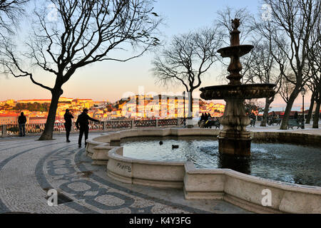 Le belvédère de São Pedro de Alcantara, l'un des meilleurs points de vue de la vieille ville de Lisbonne. Portugal Banque D'Images