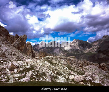 Vue sur Parc Naturel Puez Geisler au Piz Duleda et Gruppo del gruppo de Puez Odle et près de forc de Crespeina les Dolomites Selva Italie Banque D'Images