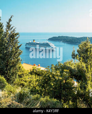 Dubrovnik, Croatie - Juin 24 : vue du Costa Serena navire de croisière alfama miradouro le juin 24, 2010 à Dubrovnik. Banque D'Images