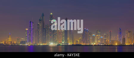 Dubaï - la soirée panorama de marina Towers. Banque D'Images