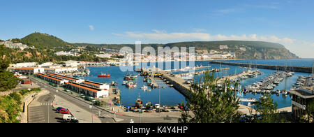 Le port de pêche et la marina à Sesimbra, Portugal Banque D'Images