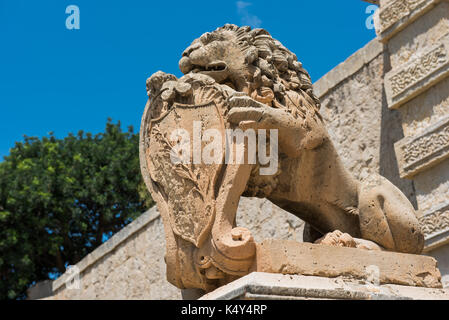 Statue d'un lion à l'entrée dans la ville silencieuse de Mdina, Malte l'enrichissement Banque D'Images