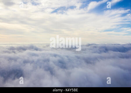 Voir entre différents types de couches de nuages de l'illuminateur Banque D'Images