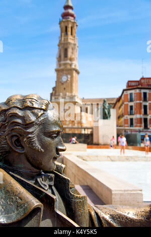 Une vue de la Plaza del Pilar à Saragosse, en Espagne, avec le monument à Goya en premier plan et la cathédrale du sauveur ou de la seo dans le Banque D'Images