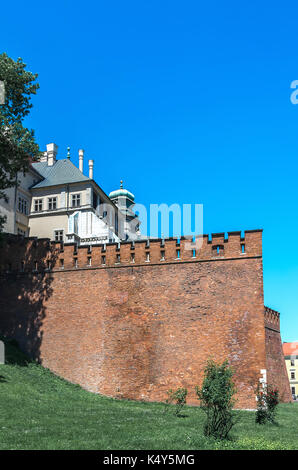 Fragment de la brique des murs défensifs entourant le château royal de Wawel complexe - Cracovie, Pologne. Banque D'Images