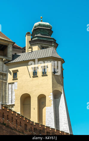 Fragment du château royal de Wawel avec le complexe le pied de poule tower - Cracovie, Pologne. Banque D'Images