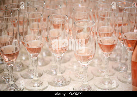 Close up of pink champagne verres sur une table Banque D'Images