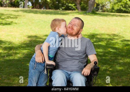 Mobilité père avec son petit fils. Banque D'Images