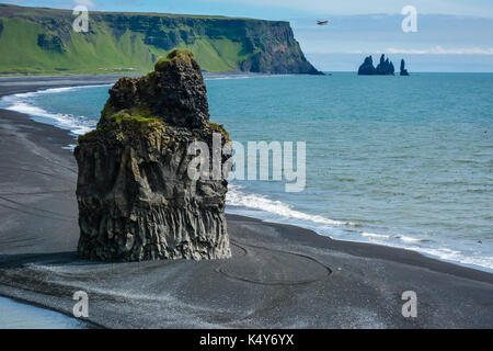 Formation sur les rochers du cap dyrholaey avec plage de sable noir et de macareux près de vik, ville de l'Islande en été sur sunny day Banque D'Images