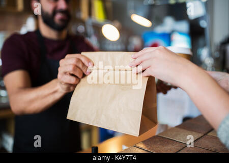 Homme ou bartender serving customer at coffee shop Banque D'Images