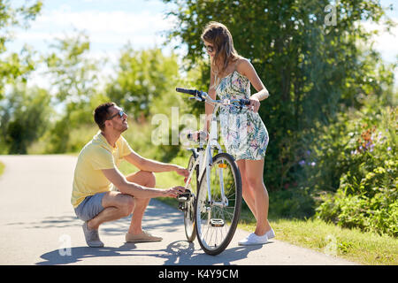 Happy young couple fixant location on country road Banque D'Images